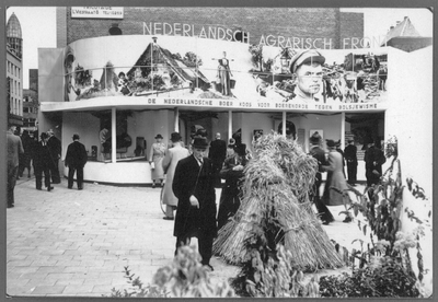 605616 Afbeelding van de stand van het Nederlandsch Agrarisch Front (N.A.F.) op het Vredenburg (op de hoek met de Lange ...